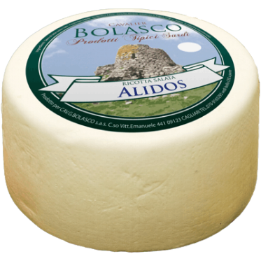 Ricotta salata Alidos forma di ricotta in primo piano