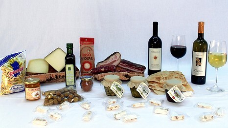 con prodotti tipici sardi