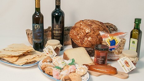 con prodotti tipici sardi