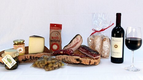 con prodotti tipici sardi