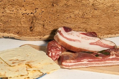 con prodotti tipici sardi