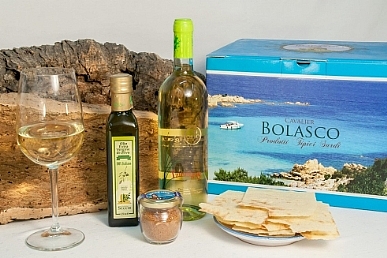 con prodotti tipici sardi
