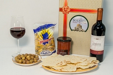 con prodotti tipici sardi