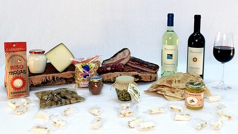 con prodotti tipici sardi