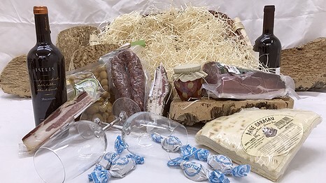 con prodotti tipici sardi